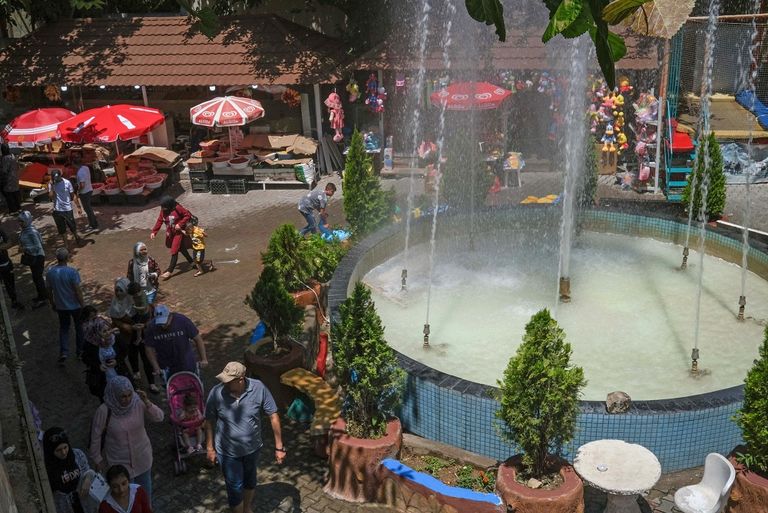 امرأة عراقية تستخدم المروحة الدوارة لمواجهة الحر وانقطاع الكهرباء