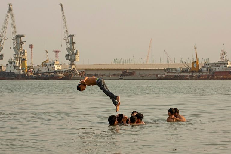 امرأة عراقية تستخدم المروحة الدوارة لمواجهة الحر وانقطاع الكهرباء