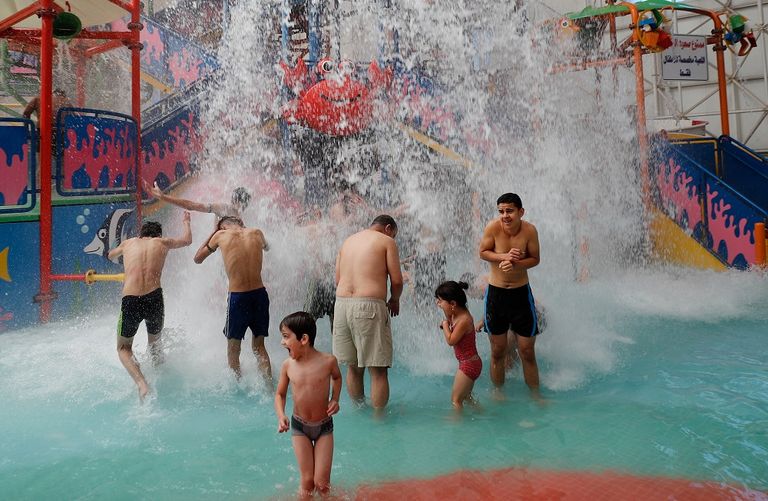 امرأة عراقية تستخدم المروحة الدوارة لمواجهة الحر وانقطاع الكهرباء