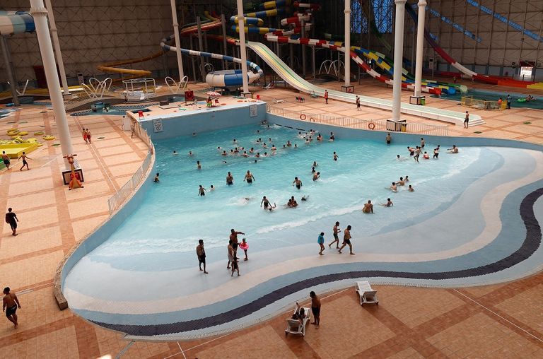 امرأة عراقية تستخدم المروحة الدوارة لمواجهة الحر وانقطاع الكهرباء