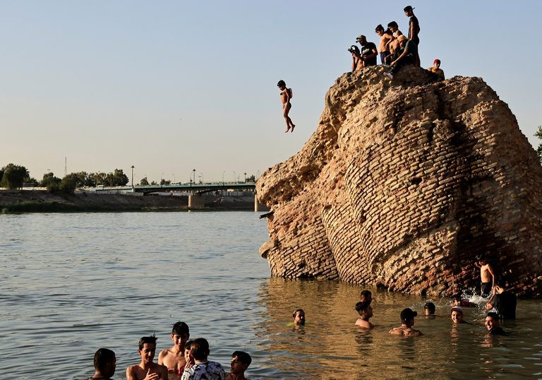 امرأة عراقية تستخدم المروحة الدوارة لمواجهة الحر وانقطاع الكهرباء