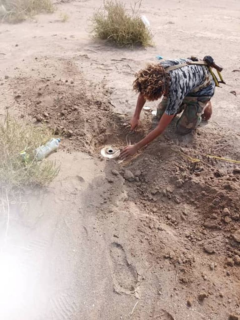 الفرق الهندسية.. معركة الحياة ضد مفخخات الموت الحوثية فرقة هندسية يمنية تزيل ألغاما بحريا