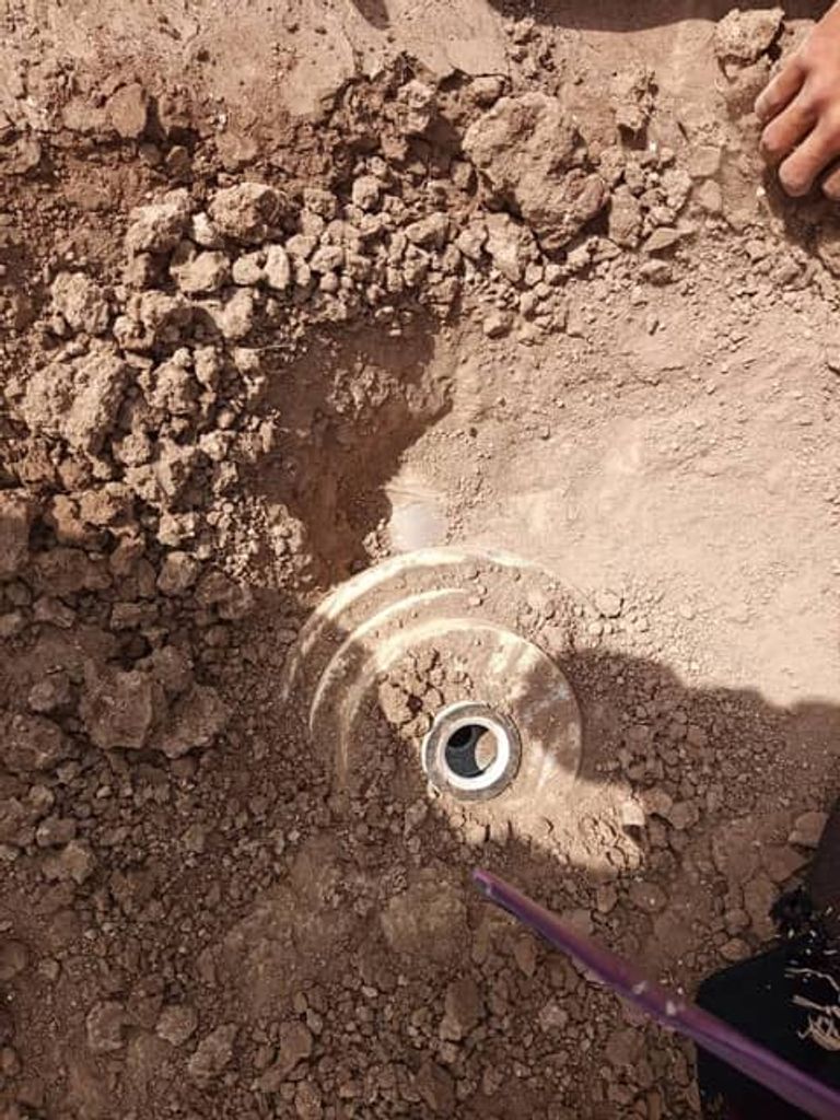 الفرق الهندسية.. معركة الحياة ضد مفخخات الموت الحوثية فرقة هندسية يمنية تزيل ألغاما بحريا