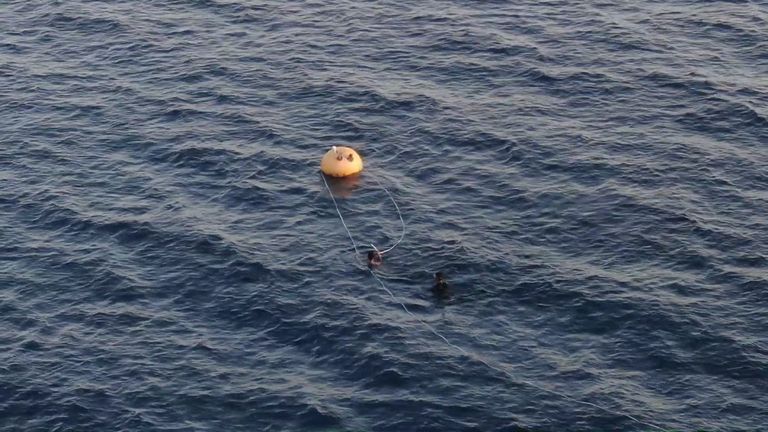 الفرق الهندسية.. معركة الحياة ضد مفخخات الموت الحوثية فرقة هندسية يمنية تزيل ألغاما بحريا