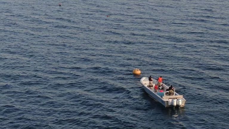 الفرق الهندسية.. معركة الحياة ضد مفخخات الموت الحوثية فرقة هندسية يمنية تزيل ألغاما بحريا