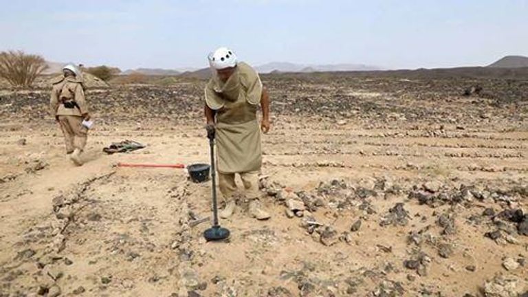 الفرق الهندسية.. معركة الحياة ضد مفخخات الموت الحوثية فرقة هندسية يمنية تزيل ألغاما بحريا