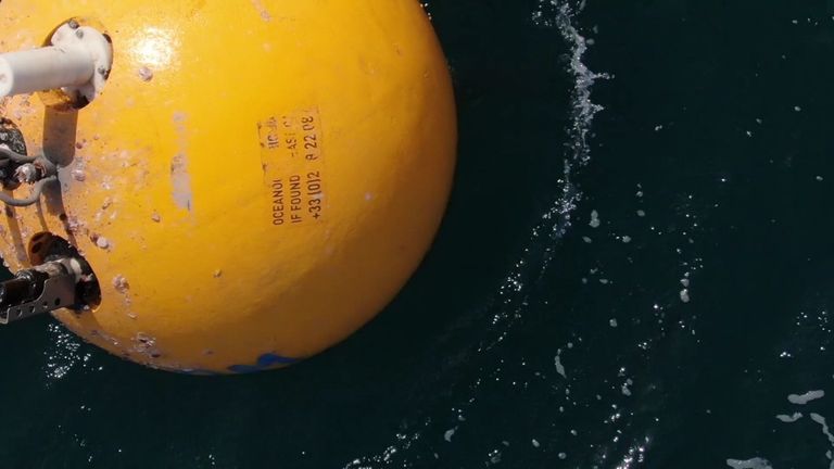 الفرق الهندسية.. معركة الحياة ضد مفخخات الموت الحوثية فرقة هندسية يمنية تزيل ألغاما بحريا