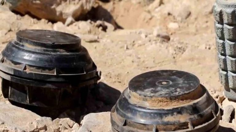 الفرق الهندسية.. معركة الحياة ضد مفخخات الموت الحوثية فرقة هندسية يمنية تزيل ألغاما بحريا