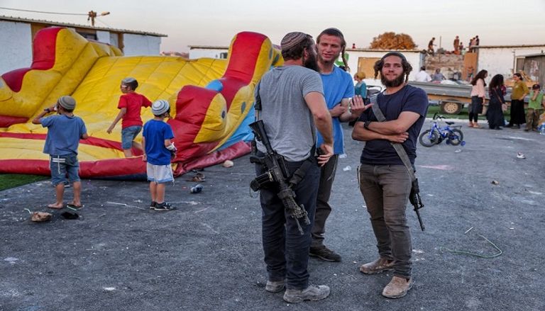 المستوطنون خلال تواجدهم في "أفيتار"- أ.ف.ب