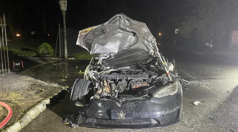 ما بقي من السيارة بعد إخماد النار (أ.ف.ب) اشتعال سيارة من طراز