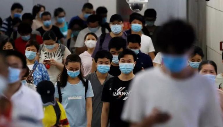 صينيون يرتدون الكمامات للوقاية من فيروس كورونا