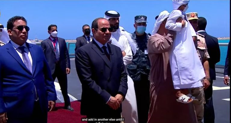 طفلان برفقة الشيخ محمد بن زايد آل نهيان على متن فرقاطة مصرية