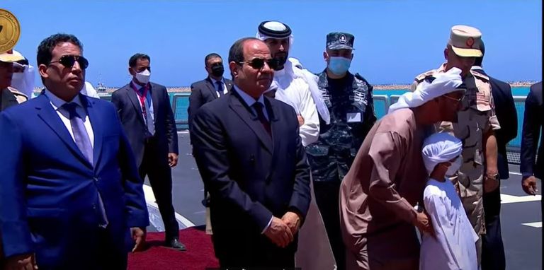 طفلان برفقة الشيخ محمد بن زايد آل نهيان على متن فرقاطة مصرية