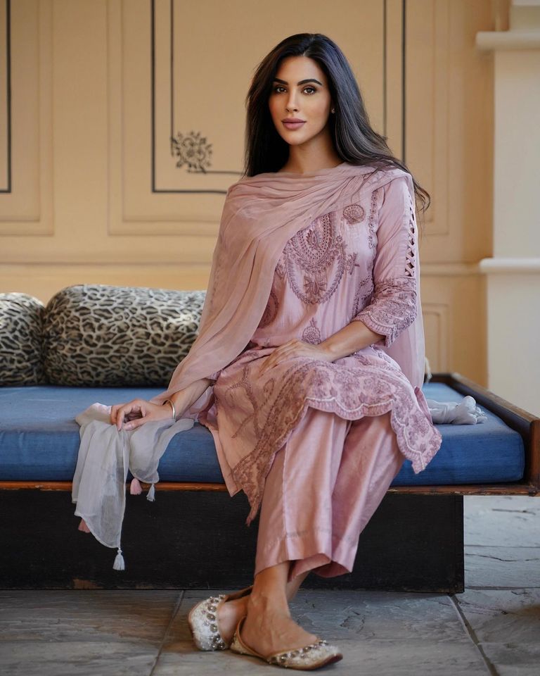 ملكة جمال الهند دينا أوبال التي ظهرت مؤخرا مع محمد صلاح