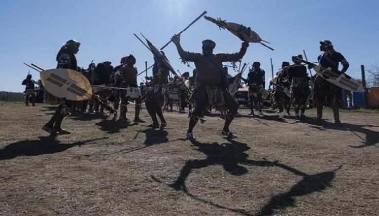 محاربو قبائل الزولو يتظاهرون أمام منزل جاكوب زوما- أ,ف,ب