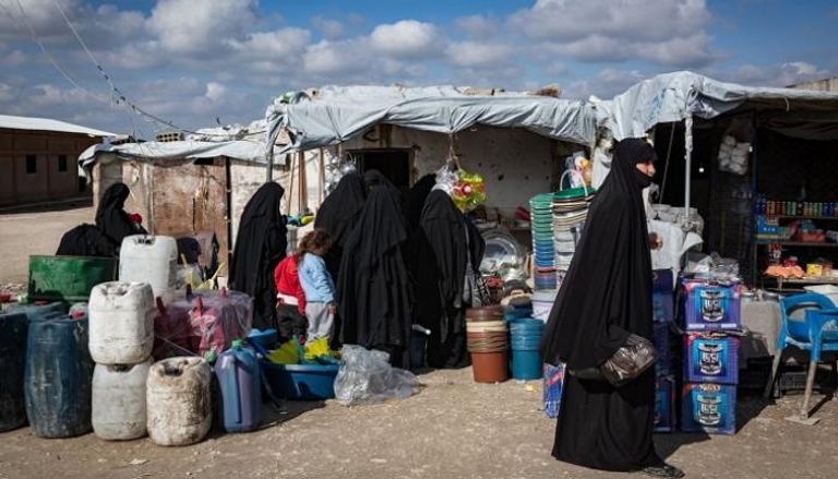 مجموعة من نساء داعش داخل مخيم الهول في شمال شرق سوريا