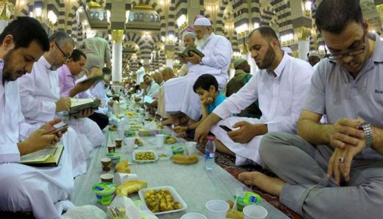 ضيوف الرحمن أثناء تناولهم الطعام في الحرم