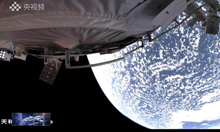 رائدان صينيان يقومان بأول سير لهما في الفضاء