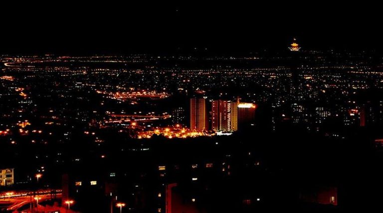 انقطاع الكهرباء في عدة مدن ومحافظات إيرانية إيراني نجح في الحصول على ماء بطريقة بدائية نتيجة انقطاع المياه المتكرر