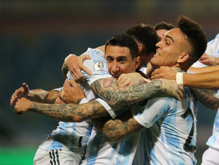 ليونيل ميسي يحتفل بفوز منتخب الأرجنتين ضد الإكوادور ليونيل ميسي يحتفل بفوز منتخب الأرجنتين ضد الإكوادور