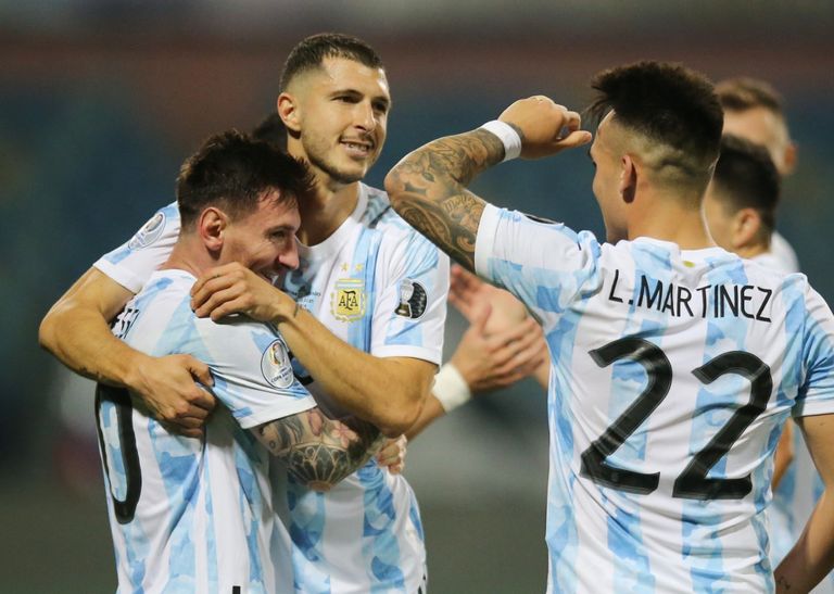 ليونيل ميسي يحتفل بفوز منتخب الأرجنتين ضد الإكوادور ليونيل ميسي يحتفل بفوز منتخب الأرجنتين ضد الإكوادور