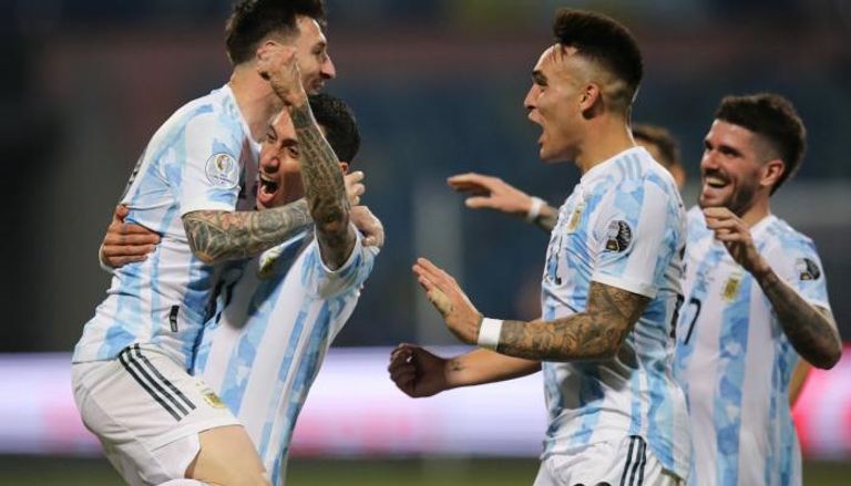 ليونيل ميسي يحتفل بفوز منتخب الأرجنتين ضد الإكوادور