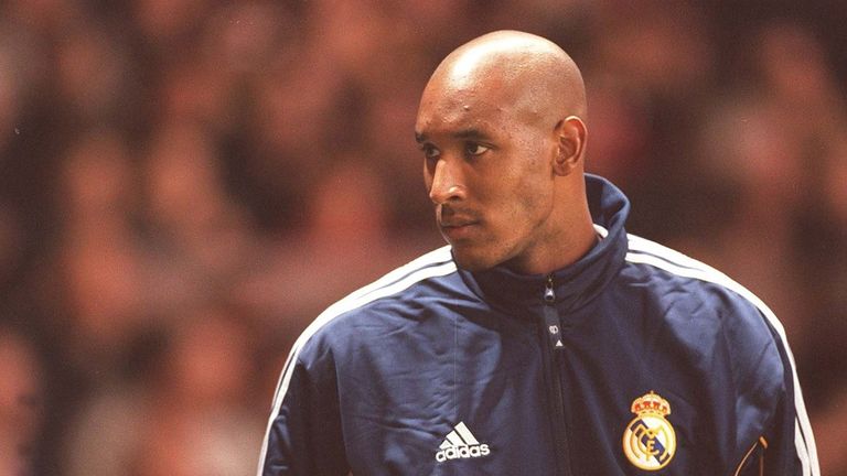 أنيلكا بقميص ريال مدريد كليان مبابي لاعب باريس سان جيرمان ومنتخب فرنسا