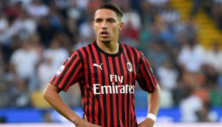 إسماعيل بن ناصر نجم فريق ميلان ومنتخب الجزائر