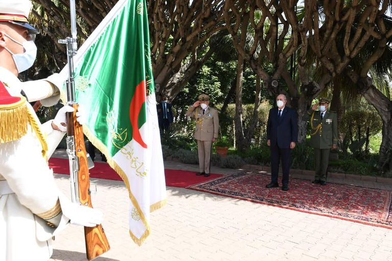 الرئيس الجزائري بمراسم تقليد الرتب العسكرية في ذكرى الاستقلال الرئيس الجزائري بمراسم تقليد الرتب العسكرية في ذكرى الاستقلال