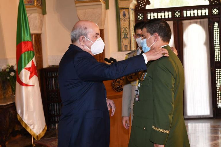 الرئيس الجزائري بمراسم تقليد الرتب العسكرية في ذكرى الاستقلال الرئيس الجزائري بمراسم تقليد الرتب العسكرية في ذكرى الاستقلال