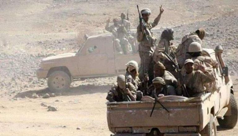 عناصر من الجيش اليمني ترفع علامة النصر احتفالا بدحر الحوثيين