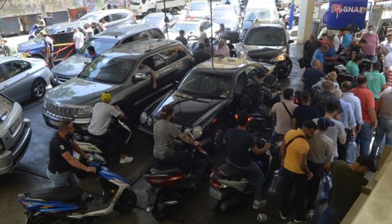 طوابير من السيارات أمام محطة وقود - أرشيفية