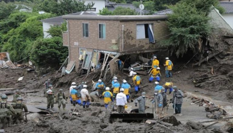 البحث عن مفقودين جراء انهيارات أرضية باليابان