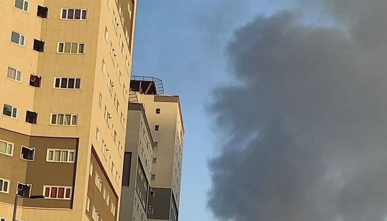 دخان يتصاعد جراء الحريق
