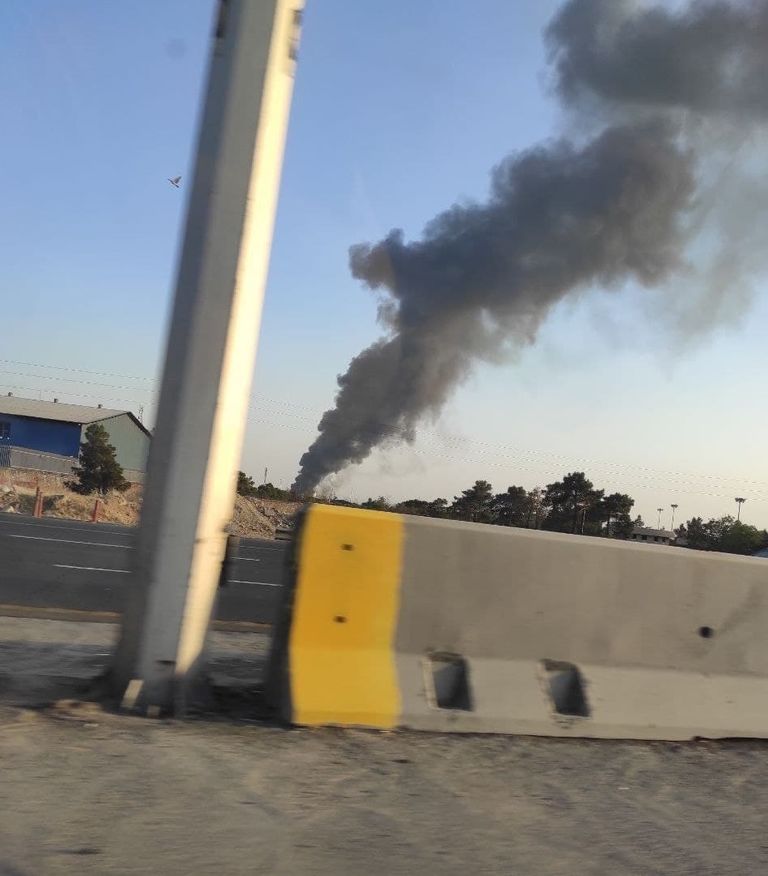 دخان يتصاعد جراء الحريق