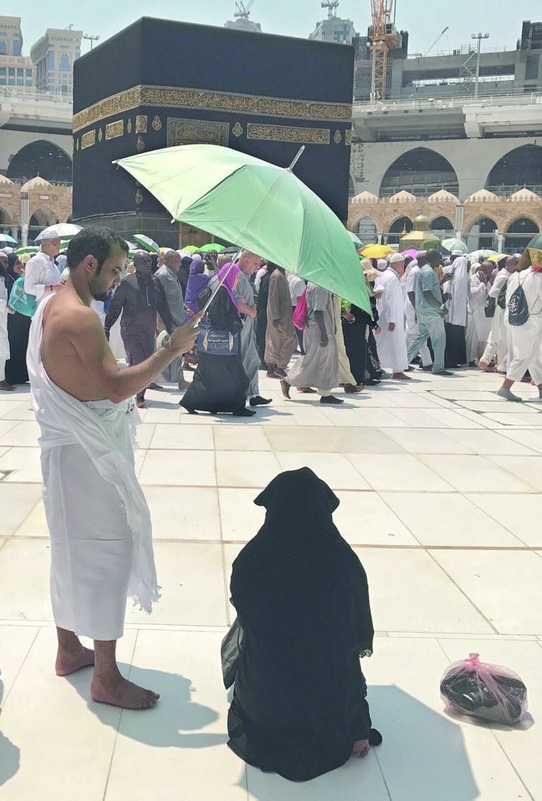 حجاج يؤدون مناسك الحج