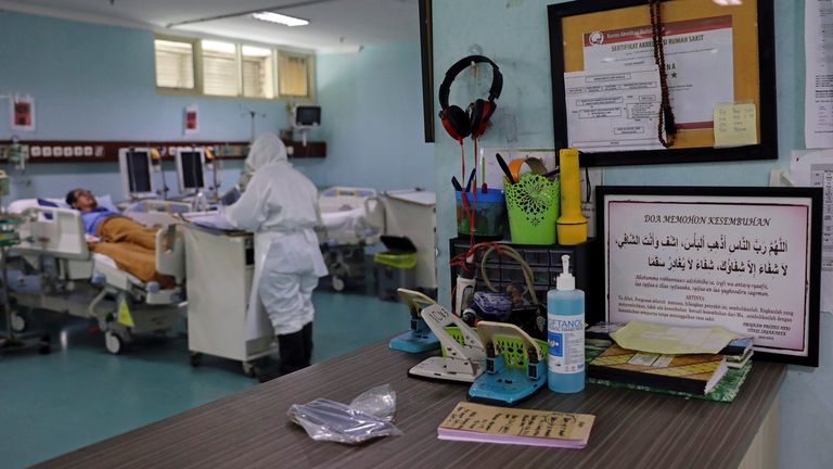 قسم الكوفيد بأحد مسستشفيات الجزائر جزائري يحصل على لقاح كورونا