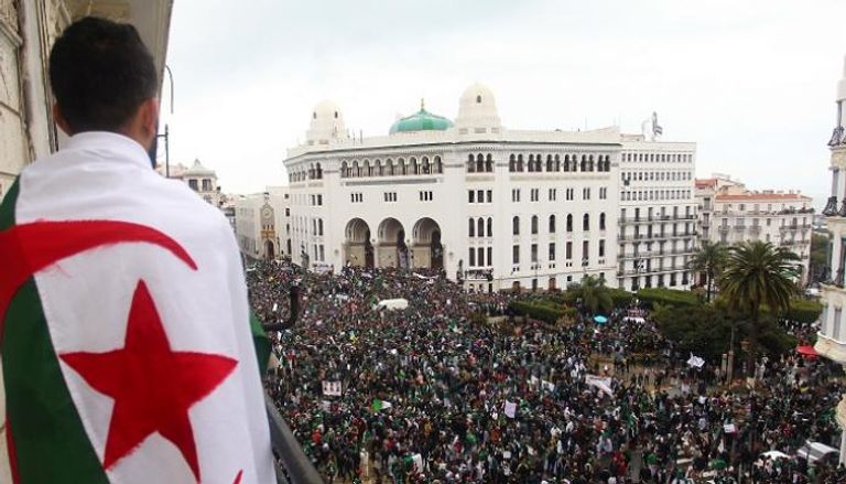 جزائريون يناشدون أمل التغيير في بلادهم بمظاهرة للحراك الشعبي - أرشيفية