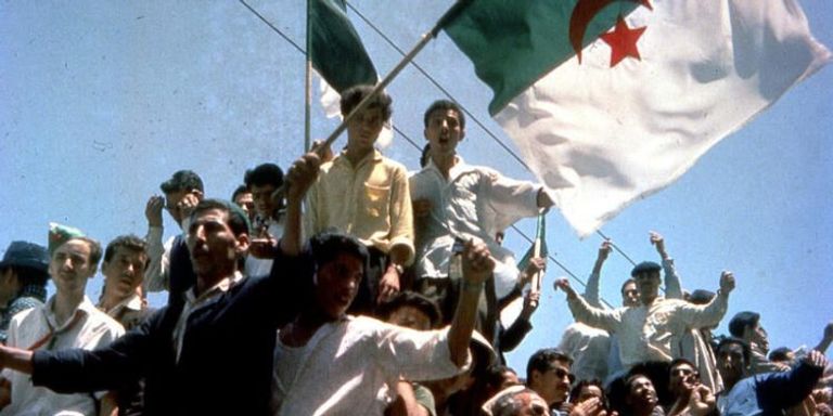 فرحة الجزائريين بنيل استقلال بلادهم عام 1962 جزائريون يناشدون أمل التغيير في بلادهم بمظاهرة للحراك الشعبي - أرشيفية