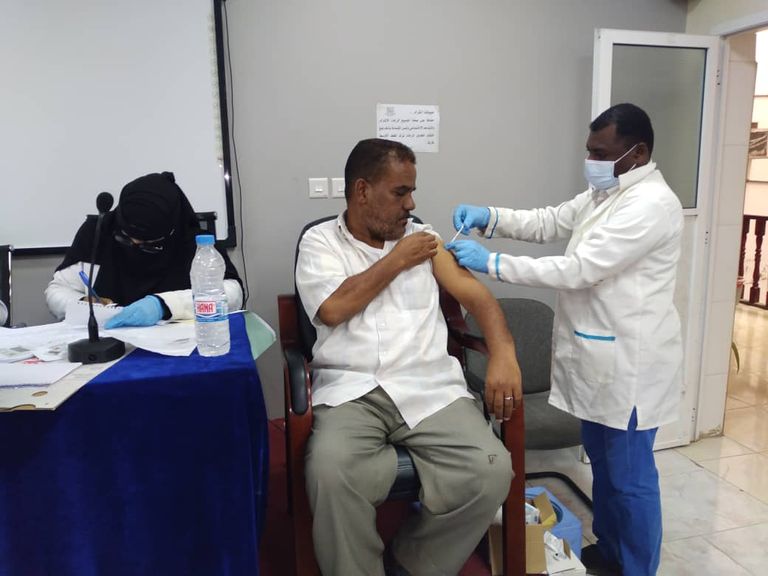 مواطن يمني يتلقى اللقاح المضاد لكورونا