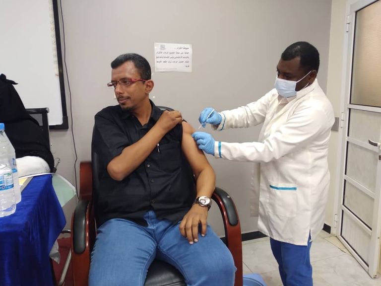 مواطن يمني يتلقى اللقاح المضاد لكورونا