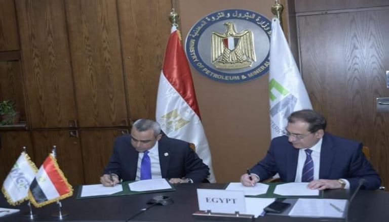 وزير البترول المصري أثناء توقيع اتفاقية استضافة مقر المنتدى بالقاهرة