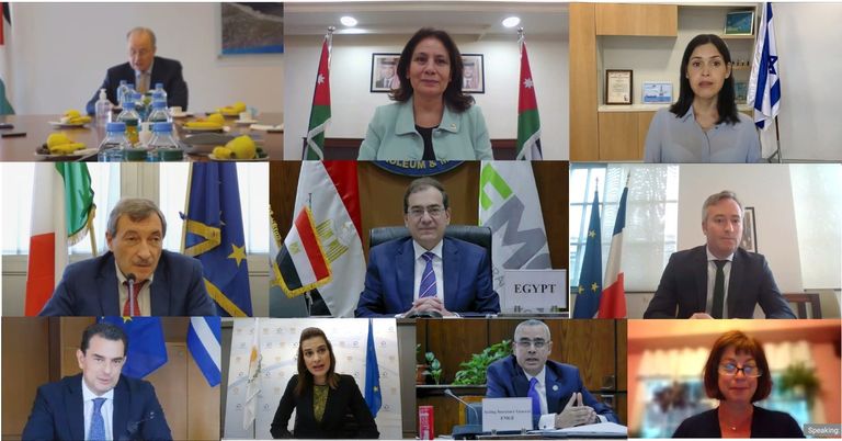 وزير البترول المصري أثناء توقيع اتفاقية استضافة مقر المنتدى بالقاهرة