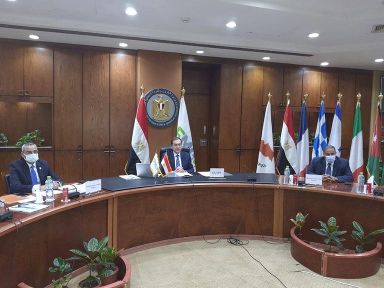 وزير البترول المصري أثناء توقيع اتفاقية استضافة مقر المنتدى بالقاهرة