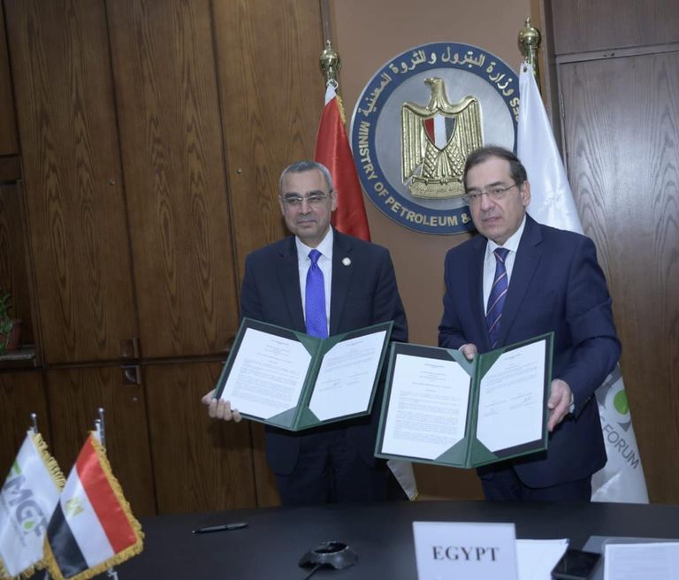 وزير البترول المصري أثناء توقيع اتفاقية استضافة مقر المنتدى بالقاهرة