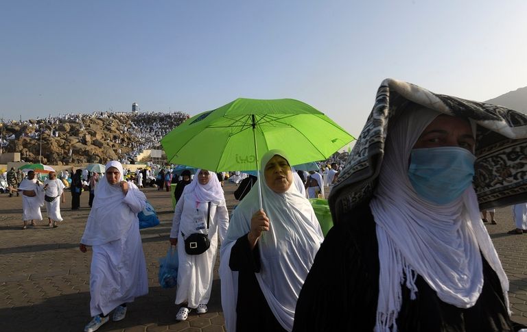 حجاج بيت الله الحرام يؤدون الفريضة