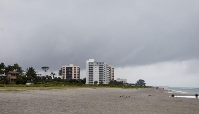 غيوم داكنة تلوح بالأفق مع تقدم العاصفة على ساحل الخليج في شاطئ فينيسيا