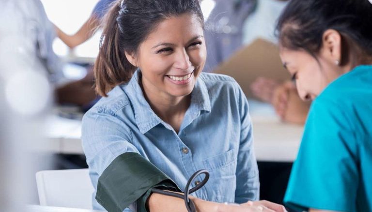 طبيبه تقيس ضغط الدم لمريضة - أرشيفية تمرين القوة لعضلات التنفس