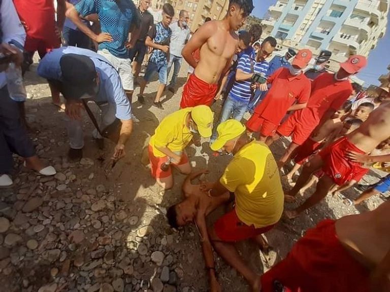 تسمم جماعي بشاطئ جزائري بسبب غاز سام أحد المصابين بالغاز السام في الجزائر