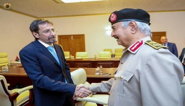 المشير حفتر والقنصل الإيطالي في بنغازي 